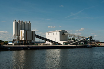 Fototapeta na wymiar silos à grains en bord de canal