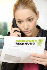 Frau entsetzt über Telefonrechnung