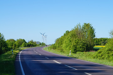 Landstraße mit windrädern