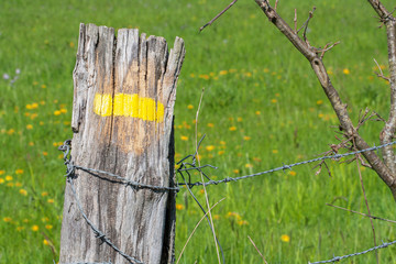 Panne&u indicateur sur sentier 