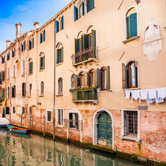 Fototapeta na wymiar Canal et façade vénitiens, Venise