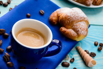 Colazione, caffè e croissant