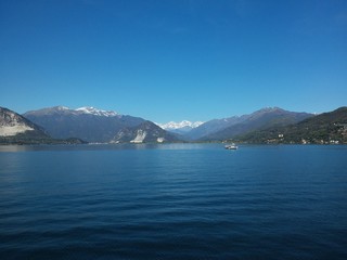 Lago e montagne