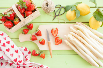 Frischer weisser Spargel und Erdbeeren