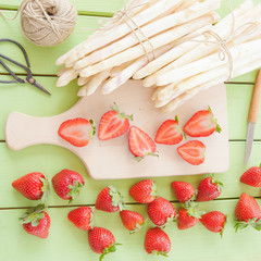 Frischer weisser Spargel und Erdbeeren