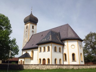 Fototapeta na wymiar Kirche im Dorf
