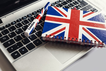 learn english language with a course online on the notebook