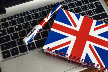 learn english language with a course online on the notebook