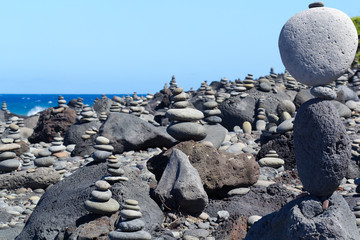 champ zen de galets superposés, sculptures de pierres 