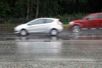 Obraz na płótnie Canvas Fahrendes Auto im Regen