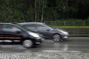 Fototapeta na wymiar Fahrendes Auto im Regen