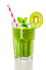 Grüner Smoothie vor einem weißen Hintergrund
