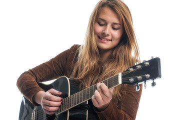 Frau spielt auf einer Gitarre