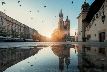 Rynek Krakowa o poranku z odbiciem w wodzie