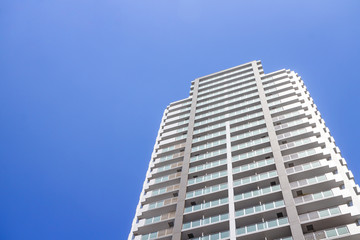 マンションと青空　Apartment and blue sky