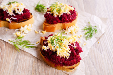 Sandwich with beetroot and egg