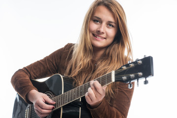 Junge Frau spielt Gitarre