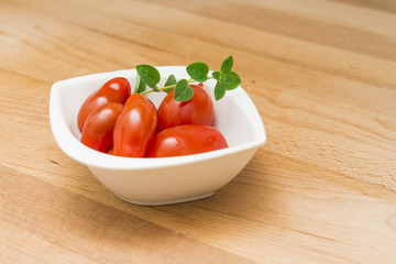 Kleine Tomaten in einer Schale