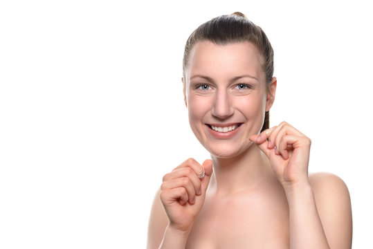 Lächelnde nackte Frau mit Zahnseide