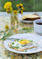 Завтрак с яйцом и чаем в саду
