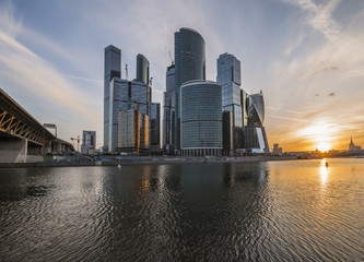 Деловой центр Москва-Сити на восходе.