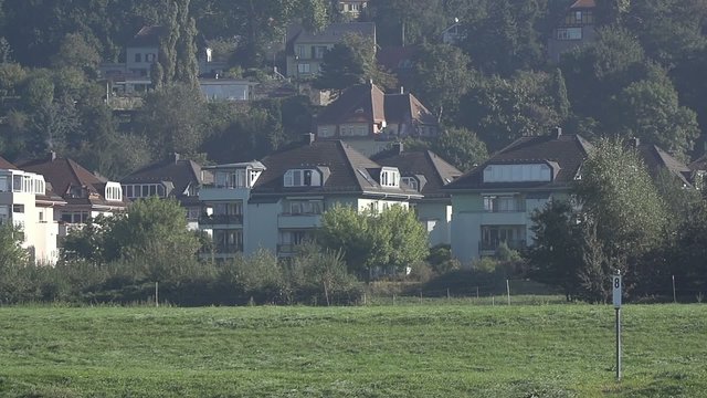 Wohnsiedlung am Elbufer in Dresden mit Fahradfahrer in Zeitlupe
