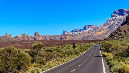 Straße durch Vulkanische Wüstenlandschaft auf Teneriffa © MCM