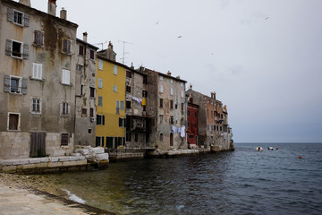 Старые здания на набережной Ровиня в пасмурный дождливый день