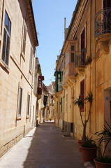 Fototapeta na wymiar rue étroite de Rabat