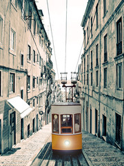 Fototapeta na wymiar Lisboa - velho elevador amarelo