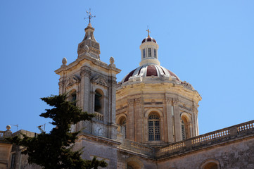 Fototapeta na wymiar Clocher et Dôme de l'église Saint-Paul - Malte