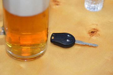 car key lies on a table near the glasses of alcohol