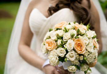 Obraz na płótnie Canvas bride and wedding bouquet