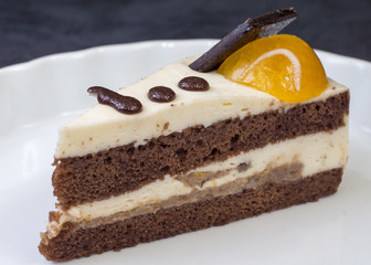 Пирожное бисквит с суфле и персиковым желе