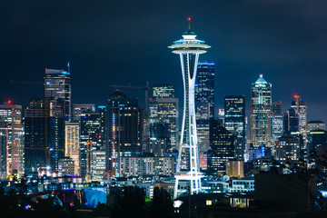 Naklejka premium Widok na panoramę Seattle nocą, w Kerry Park, Seattle, Wa