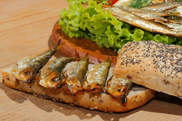 Sprotten, geräuchert, Salat, Körnerbrötchen