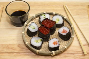 Суши с лососем и красной икрой