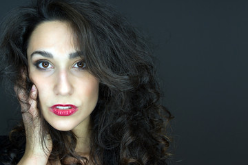 Naklejka premium schönes Portrait einer Schwarzhaarige Frau