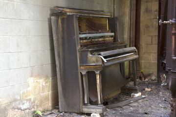 Abandoned player piano