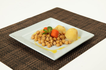 Cocido madrileño servido en un plato blanco