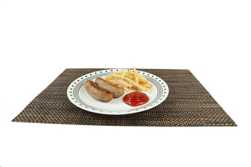 Salchichas alemanas con patatas y tomate frito