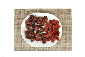Rollos de bacon con dátiles y chorizo