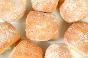 Pan con harina blanca por encima