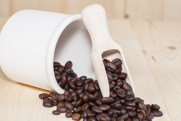 Obraz premium Fresh coffee bean and wood spoon