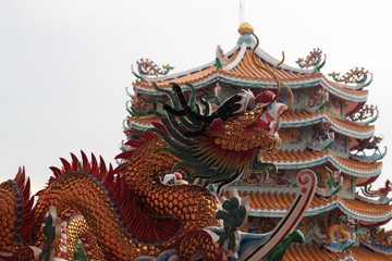 Fototapeta na wymiar Dragon statue on the roof