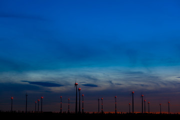 Windkraftanlage bei Nacht