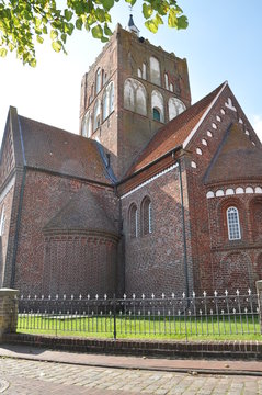 Kirche mit Kirchturm