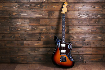 Naklejka premium Electric guitar on wooden background