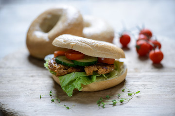 Sojasteak mit Gemüse und Bagel