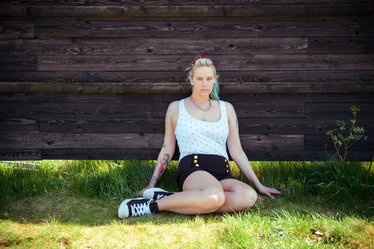 Junge Frau sitzt im Gras